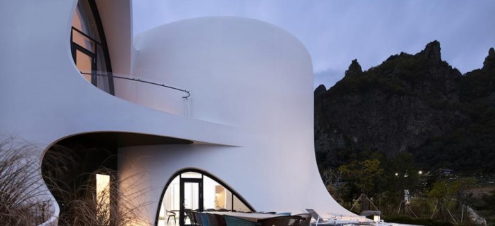 O terraço iluminado à noite