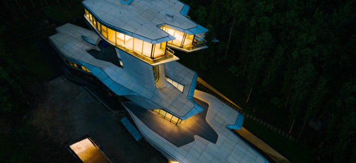 Vista aérea da casa iluminada
