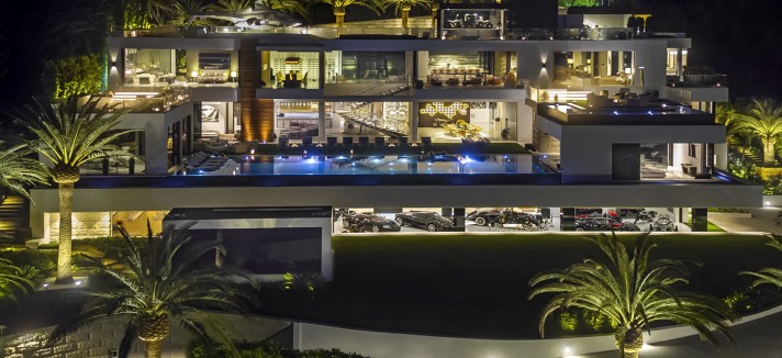 O exterior da mansão iluminado