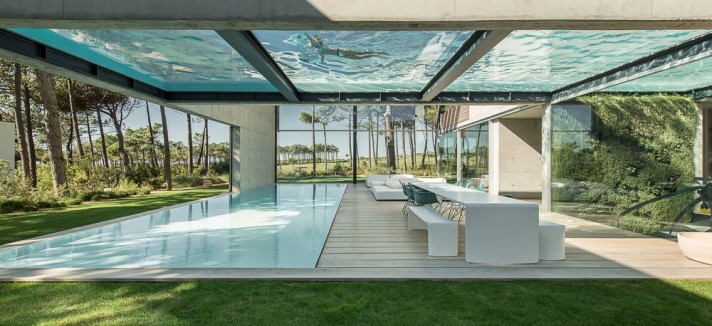 Duas piscinas transparentes