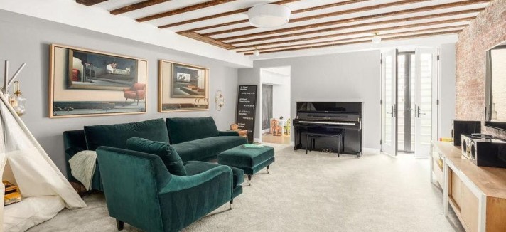 Há um piano à disposição