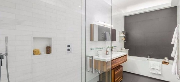 Aqui a casa de banho, bastante simples...