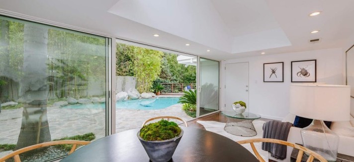 Sala de estar com acesso à piscina