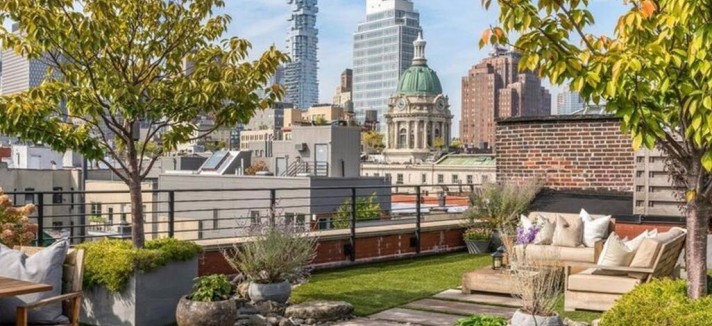 A casa tem um terraço com áreas verdes e várias zonas de estar...
