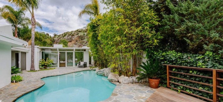 Não poderia faltar uma piscina, claro