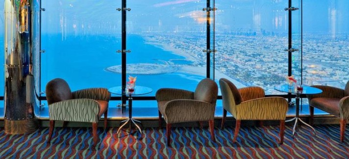 Um restaurante com vista