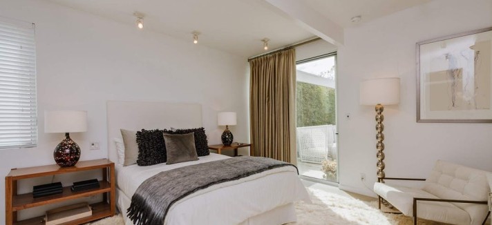 Um quarto espaçoso e bem iluminado...