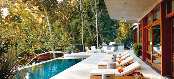 ... que tem uma incrível piscina para apanhar sol