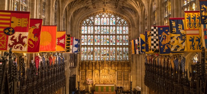 Interior da capela, com o vitral ao fundo
