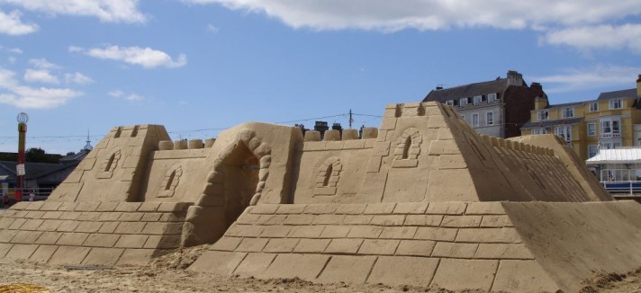 Foi construído com 1.000 toneladas de areia