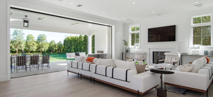 Uma sala de estar com saída para o jardim...