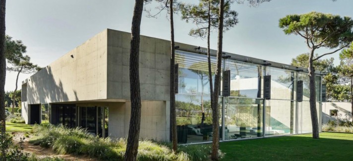 Localizada em Cascais, perto do campo de golfe Oitavos Dunes