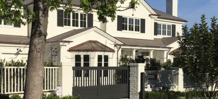 A mansão tem casa de hóspedes...