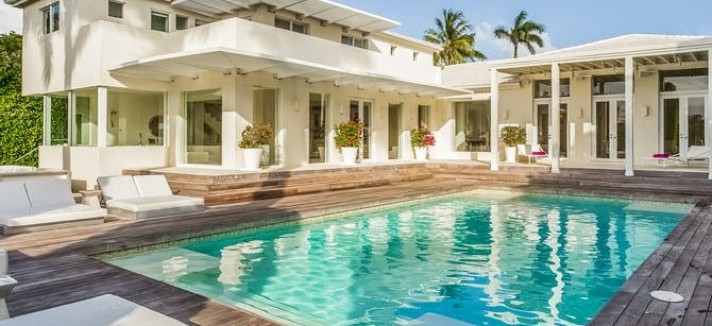 A casa tem uma gigante piscina...