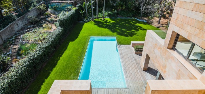 Um jardim com piscina