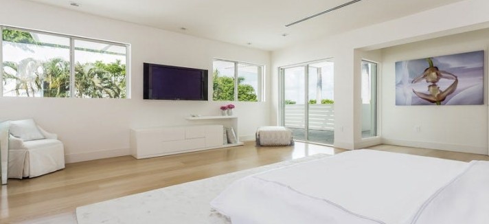 ... com acabamentos prateados