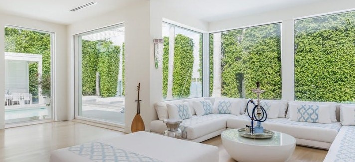 ... que goza de uma decoração minimalista