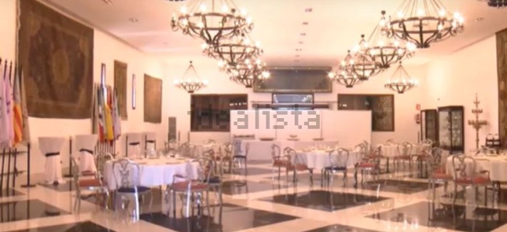O salão, que já serviu para receber festas e eventos