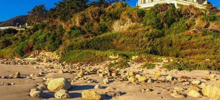 A mansão encontra-se junto ao mar