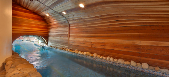 A piscina vai desde o exterior até ao interior do alojamento