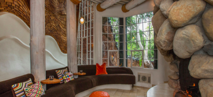 A casa privilegia a utilização de madeira e pedra