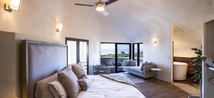 Tem três quartos e cinco casas de banho