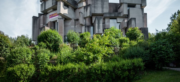 A igreja está rodeada de espaços verdes