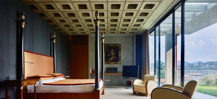 Quarto com grandes janelas