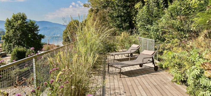 Exterior da casa com vista para o lago Lugano