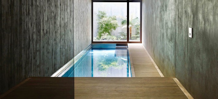 Piscina no interior, claro