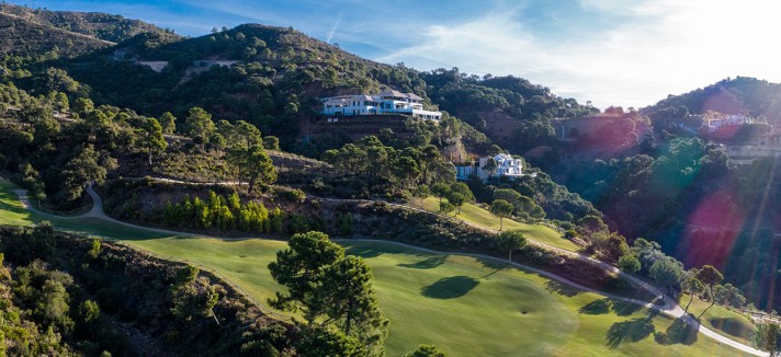 ... E encontra-se numa urbanização de luxo