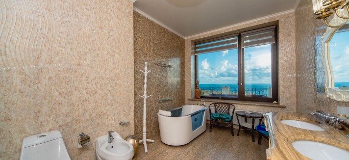 Casa de banho com vista para o mar...