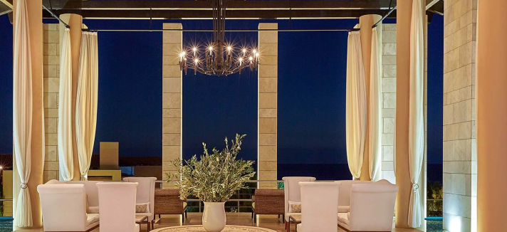 Colunas jónicas num enorme salão