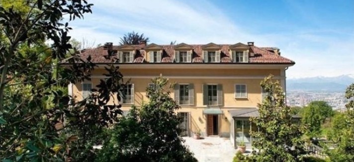 A casa fica localizada numa colina de Turim