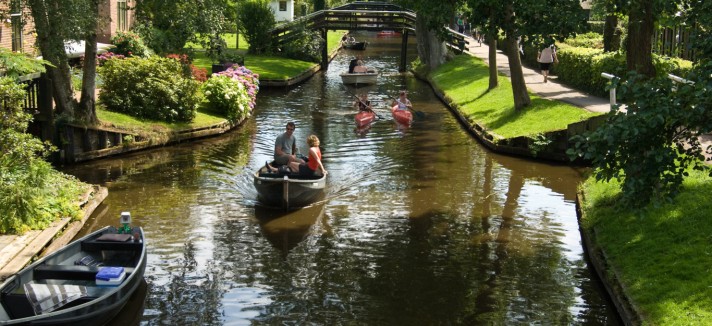 Os habitantes movimentam-se através de barco ou canoa
