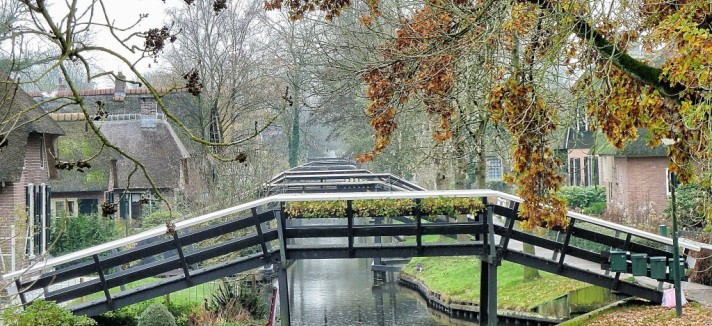 Há inúmeras pontes a ligar os vários bairros...