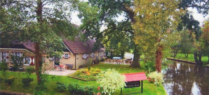 Casas adornadas com flores e grandes jardins