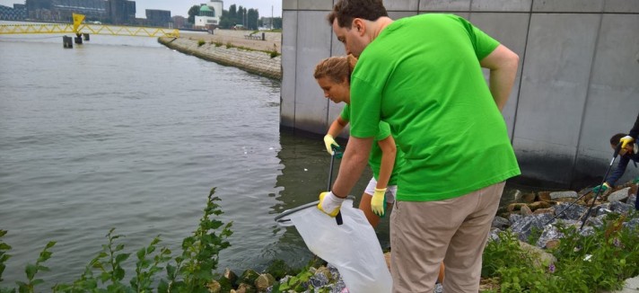O plástico recolhido é enviado para a Universidade de Wageningen