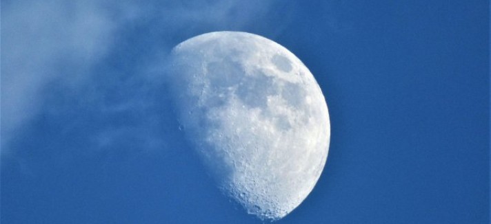 Lua à luz do dia