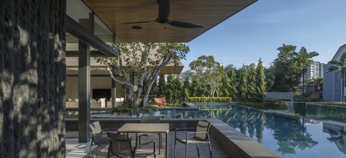 A parte inferior da casa, com uma piscina de horizonte infinito. 