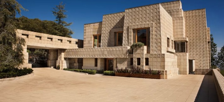 Faz lembrar os templos maias