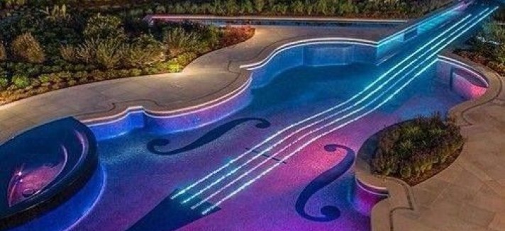 Uma piscina em forma de violino