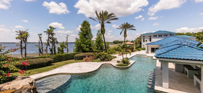 A piscina... e o mar