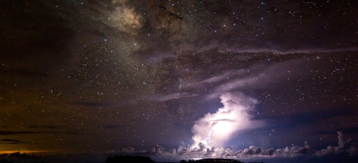 Tempestade debaixo da Via Láctea
