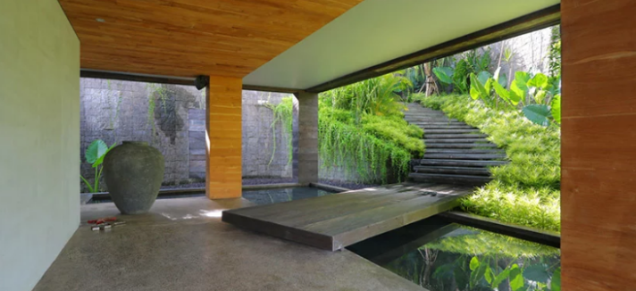 Um lago e jardim interiores