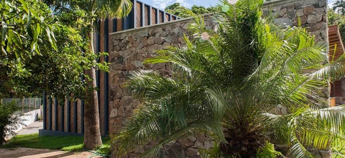 A casa está rodeada de espaços verdes