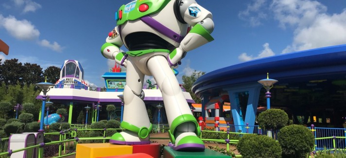 Uma estátua de Buzz Lightyear
