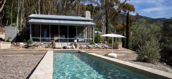 Uma piscina rodeada de natureza
