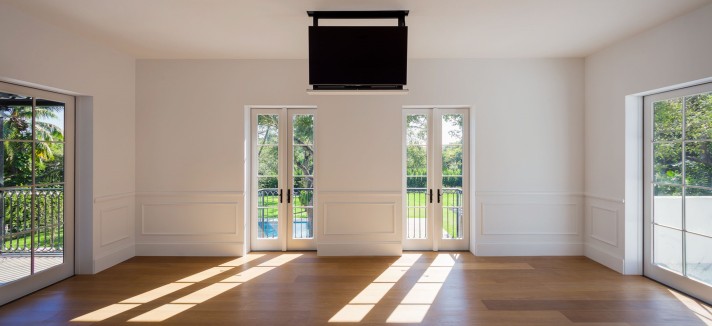 A televisão... escondida no teto