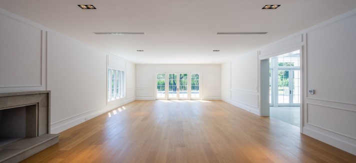 Uma enorme sala de estar com lareira